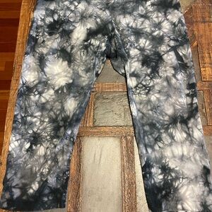 Tie-Dye Black and Gray capris leggings